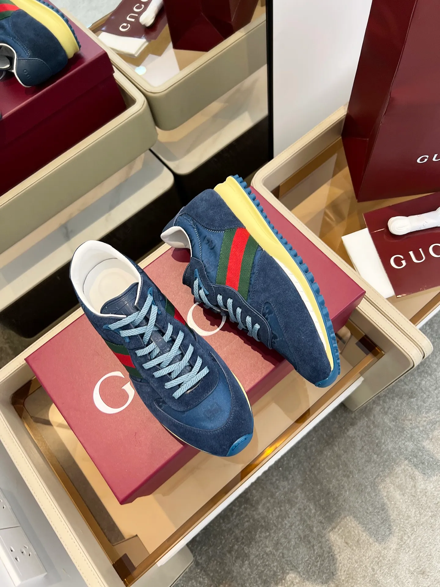 [G Home] P: 660💰 Men's Size: 40-44 (45 custom-made) GUCCI Gucci New Style When classic craftsmanship meets lazy fashion, this pair of Gucci men's casual shoes is the answer to refresh your wardrobe! The shoe body is made of soft calfskin and breathable fabric. Every step is as light as a cloud. The Italian tailoring releases the freedom of your feet, making daily travel a luxurious and comfortable experience. The iconic GG Supreme print on the side of the shoe low-key tells the brand's genes, and the metal horsebit embellishes the tongue, instantly lighting up the minimalist design; the contrasting webbing on the heel adds a smart layer, and the rubber serrated sole combines retro texture with modern anti-slip performance. Whether paired with jeans, a dress or wide-leg trousers, it can be the finishing touch of a look - languid yet sophisticated, effortless yet edgy.